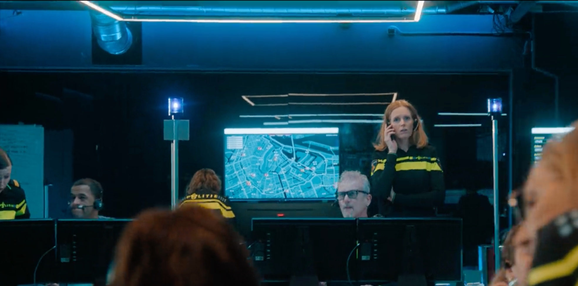Overzichtsschermen – Monitoren op statief // 43 inch screens